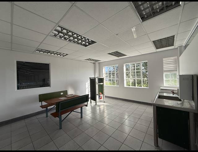 2,330M² WAREHOUSE TO LET IN RETREAT
